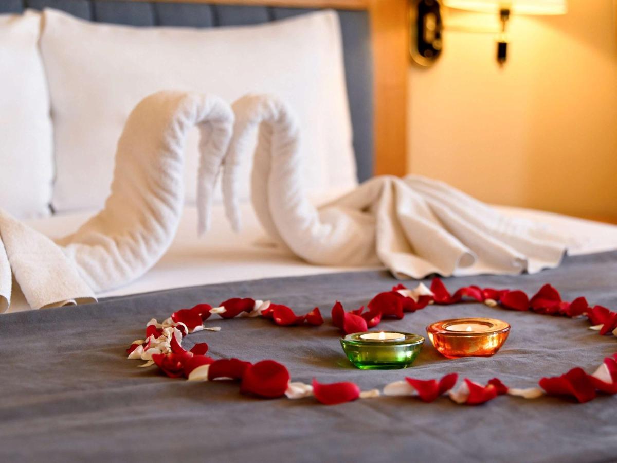 Hotel Mercure Alger Aeroport Maison Blanche Экстерьер фото A heart made of rose petals