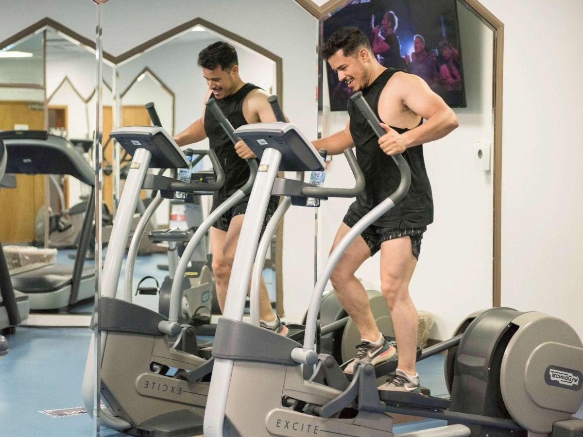 Hotel Mercure Alger Aeroport Maison Blanche Экстерьер фото A man using a cross trainer