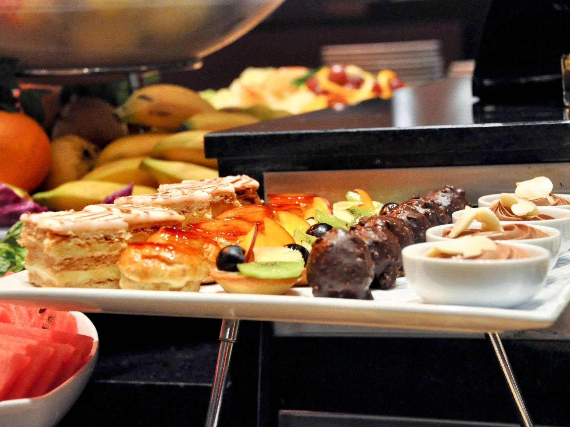Hotel Mercure Alger Aeroport Maison Blanche Экстерьер фото A selection of desserts