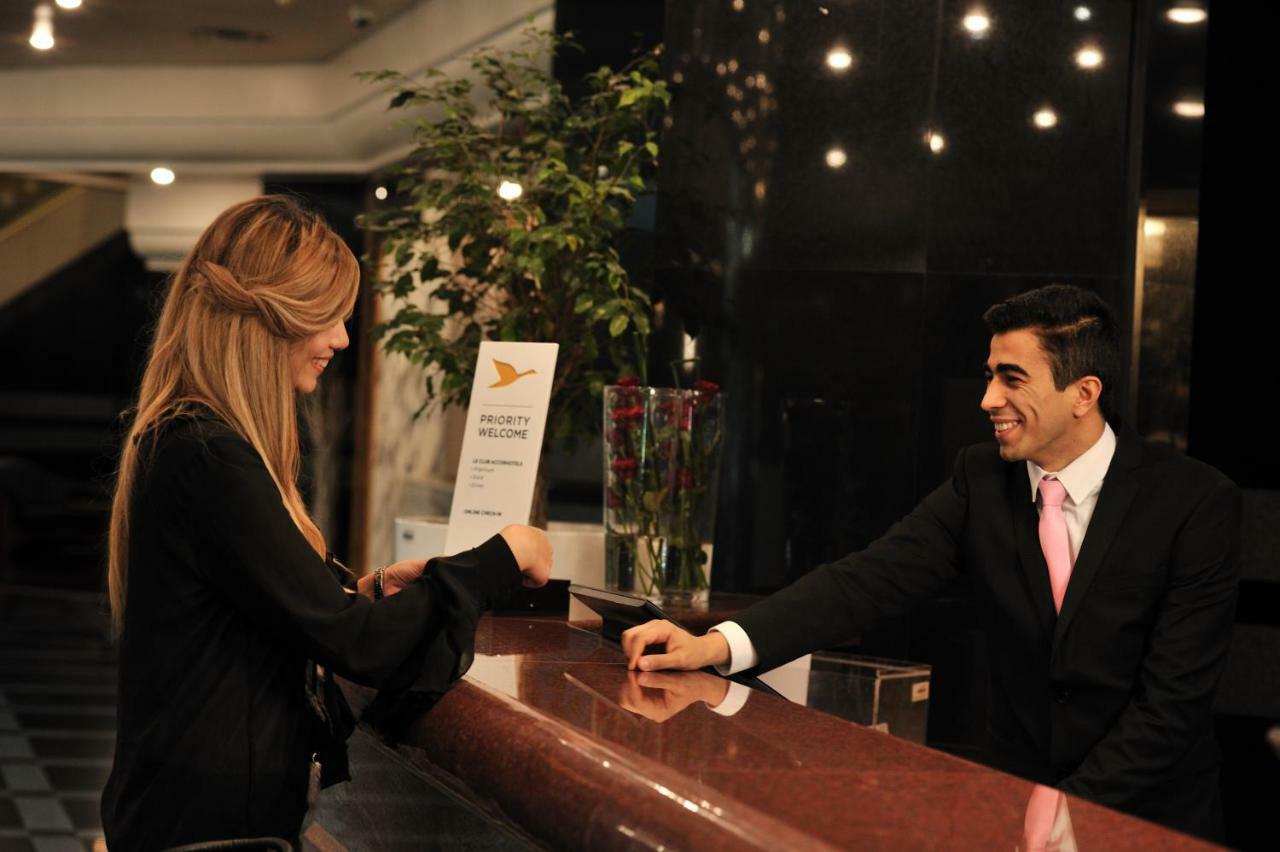 Hotel Mercure Alger Aeroport Maison Blanche Экстерьер фото A hotel receptionist