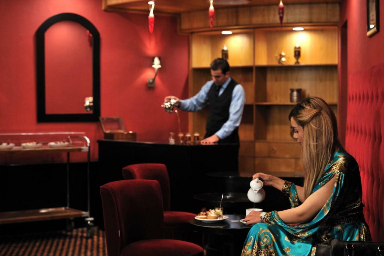 Hotel Mercure Alger Aeroport Maison Blanche Экстерьер фото A hotel butler serving tea