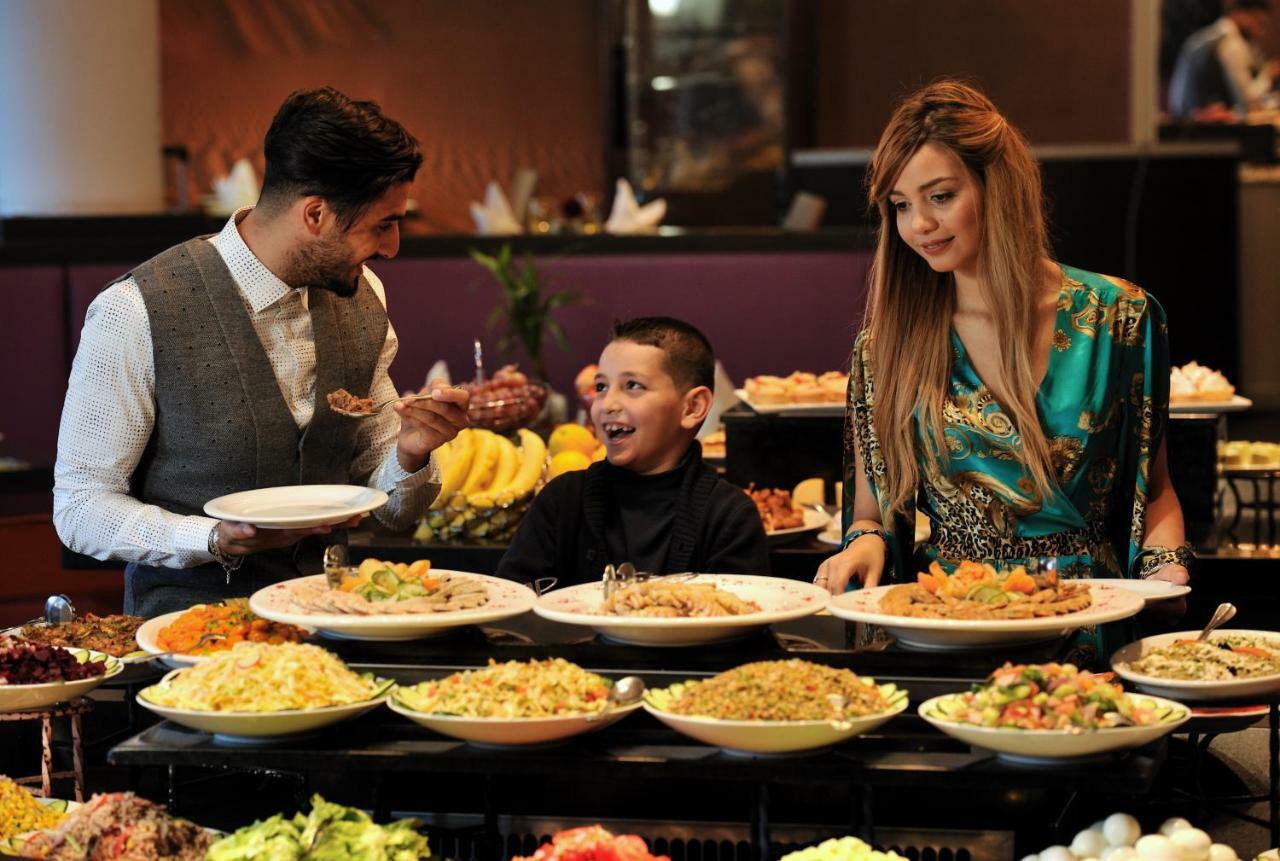 Hotel Mercure Alger Aeroport Maison Blanche Экстерьер фото A family at a buffet
