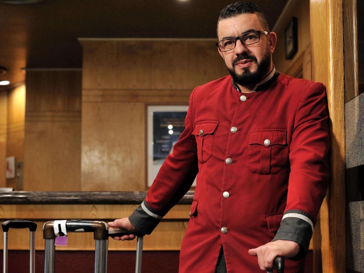 Hotel Mercure Alger Aeroport Maison Blanche Экстерьер фото A bellboy at the Four Seasons Hotel in Beirut, Lebanon